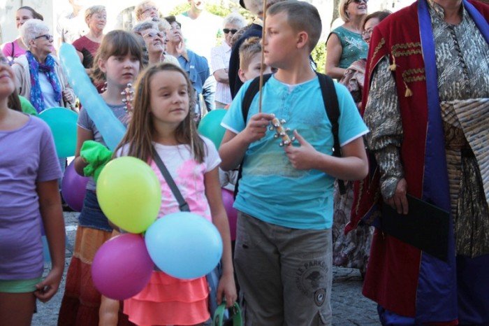 w-pochodzie-przez-miasto-z-fredra-i-jego-dzieami-foto-48274
