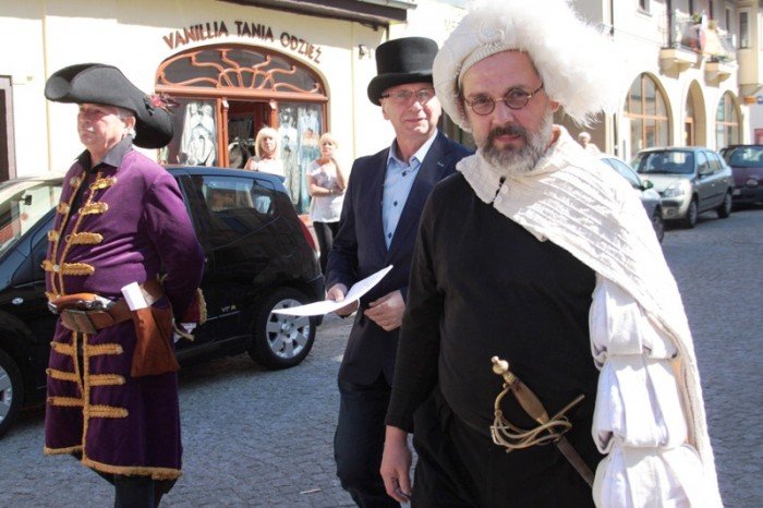 w-pochodzie-przez-miasto-z-fredra-i-jego-dzieami-foto-48274