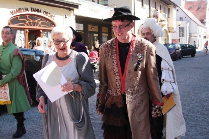w-pochodzie-przez-miasto-z-fredra-i-jego-dzieami-foto-48274