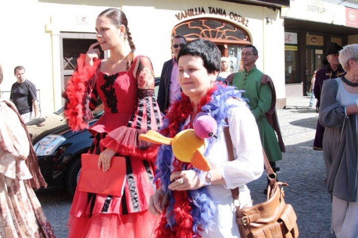w-pochodzie-przez-miasto-z-fredra-i-jego-dzieami-foto-48274