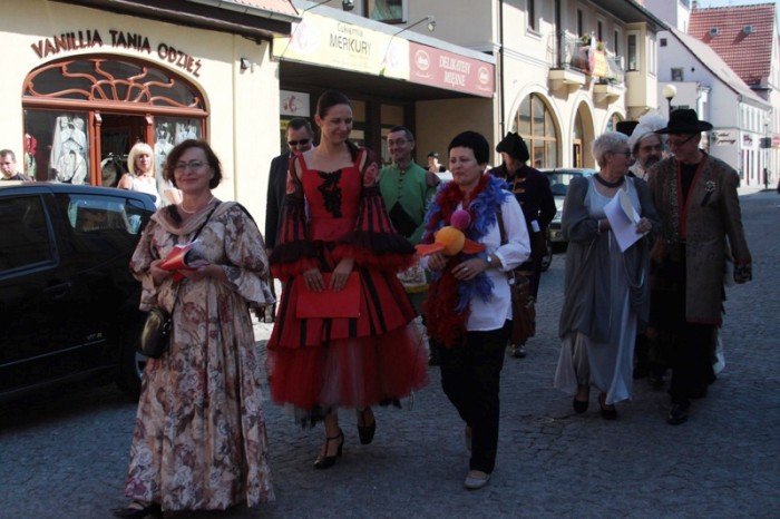 w-pochodzie-przez-miasto-z-fredra-i-jego-dzieami-foto-48274