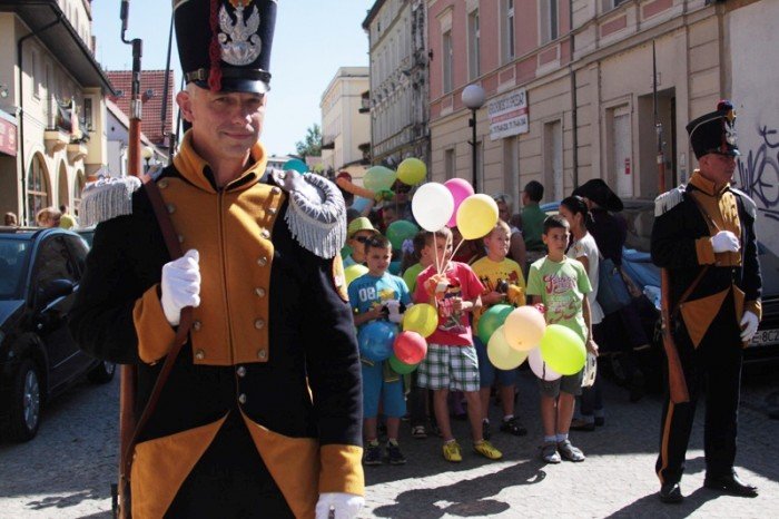 w-pochodzie-przez-miasto-z-fredra-i-jego-dzieami-foto-48274