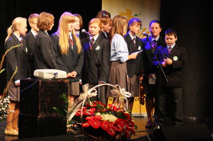 katolickie-gimnazjum-rozpoczeo-rok-szkolny-foto-48412