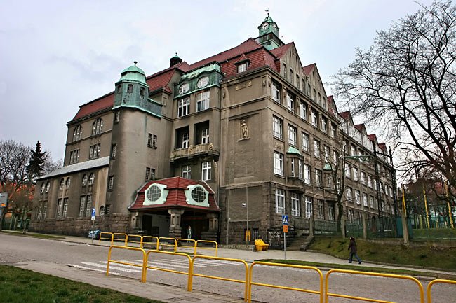 Dyrektor ZSO nr 1 Paweł Domagała wraz z siostrą Krystyną Bogdan i wicedyrektorem Grzegorzem Lustykiem polecają odwiedziny w szkołach przed podjęciem decyzji o wyborze jednej z nich.