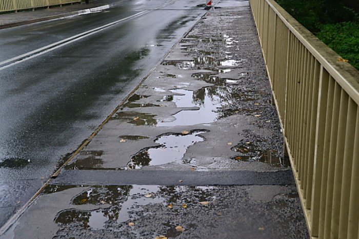 kauze-zamiast-chodnika-na-moscie-w-cieplicach-foto-48476
