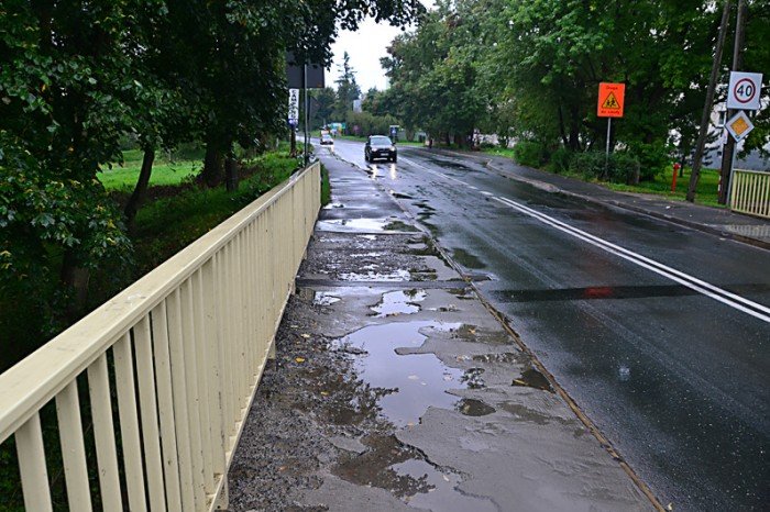 kauze-zamiast-chodnika-na-moscie-w-cieplicach-foto-48476