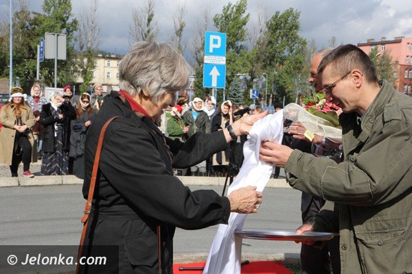 duch-barei-odsoni-tablice-na-rondzie-jego-imienia-foto-48486