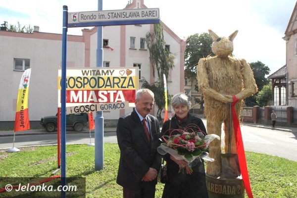 duch-barei-odsoni-tablice-na-rondzie-jego-imienia-foto-48486