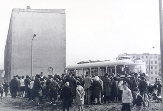 Pierwsze lata osiedla: tłok na pętli przy ulicy Paderewskiego. Autosan starego typu to autobus linii nr 7.