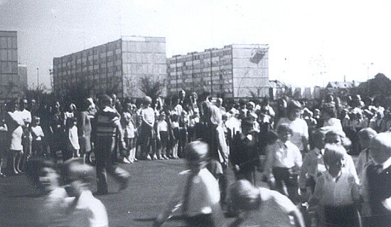 Rozpoczęcie roku szkolnego przy Szkole Podstawowej nr 3 im. Broniewskiego (później 8) w latach 70-tych.