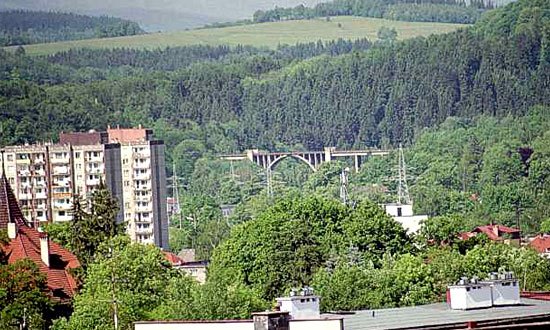 Widok na Wzgórze Krzywoustego. Po lewej dach wspomnianego już poniemieckiego pałacyku.