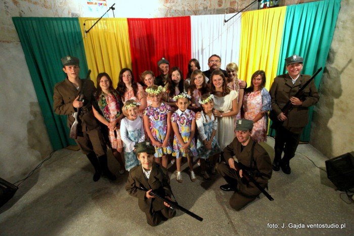 widowisko-artystyczne-i-festyn-w-maej-kamienicy-foto-48512