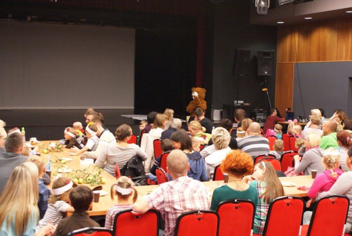 mali-i-duzi-bawili-sie-swietnie-z-misiem-uszatkiem-foto-48528