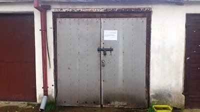 trzyma-psa-w-ciemnym-garazu-i-bez-jedzenia-foto-48542