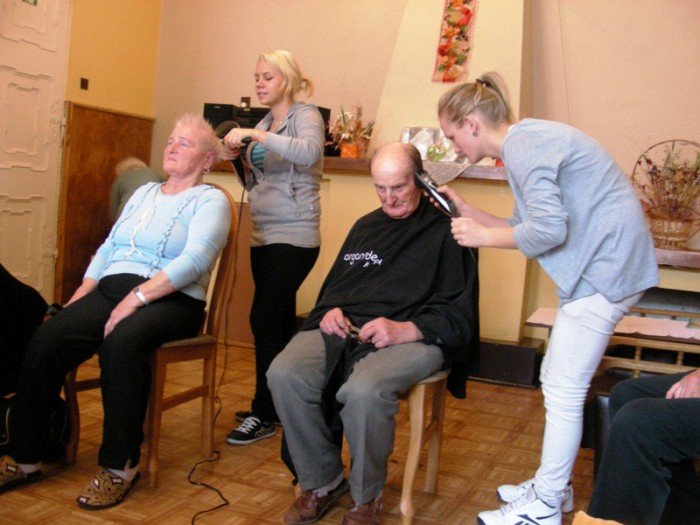 uczennice-fryzjerskiego-fachu-czesay-seniorow-foto-48568