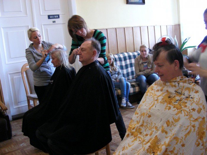 uczennice-fryzjerskiego-fachu-czesay-seniorow-foto-48568