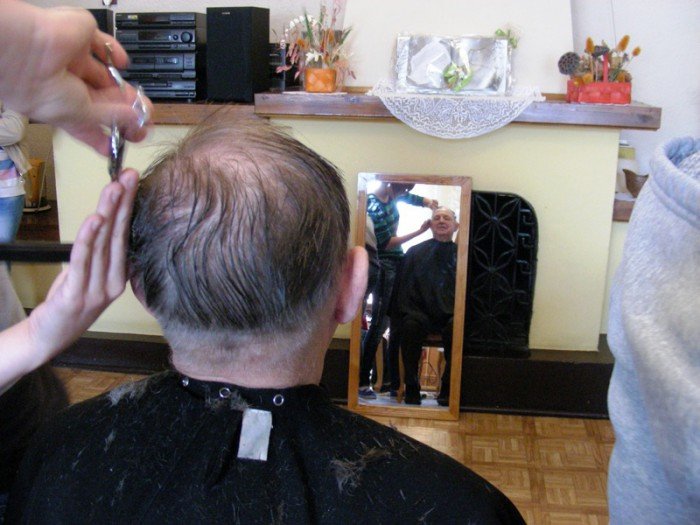 uczennice-fryzjerskiego-fachu-czesay-seniorow-foto-48568