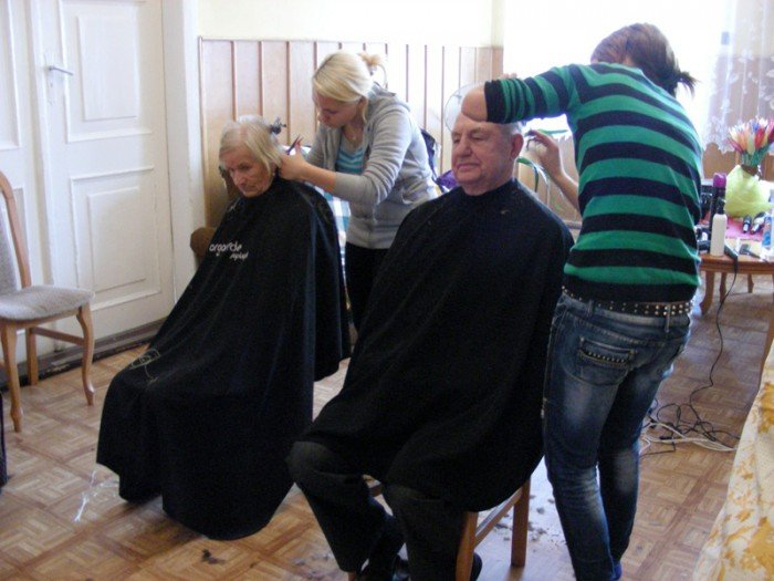 uczennice-fryzjerskiego-fachu-czesay-seniorow-foto-48568