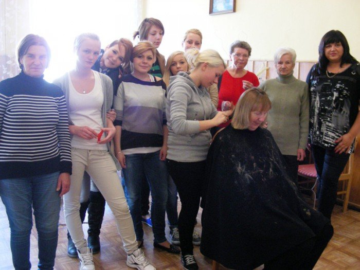 uczennice-fryzjerskiego-fachu-czesay-seniorow-foto-48568