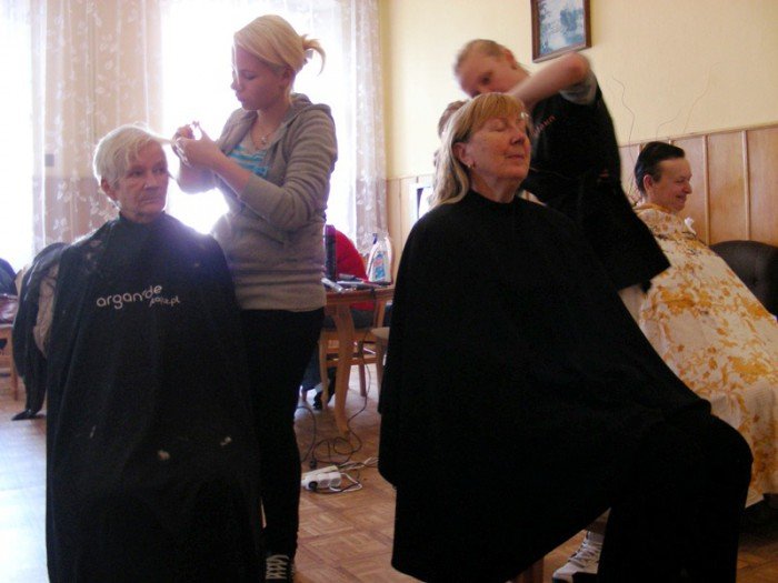uczennice-fryzjerskiego-fachu-czesay-seniorow-foto-48568
