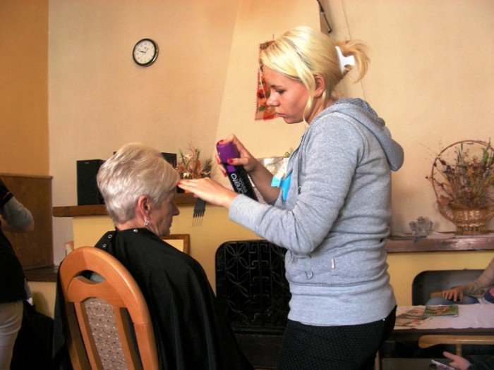 uczennice-fryzjerskiego-fachu-czesay-seniorow-foto-48568