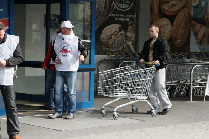 pikiety-pod-lidlami-o-godne-warunki-pracy-foto-48581