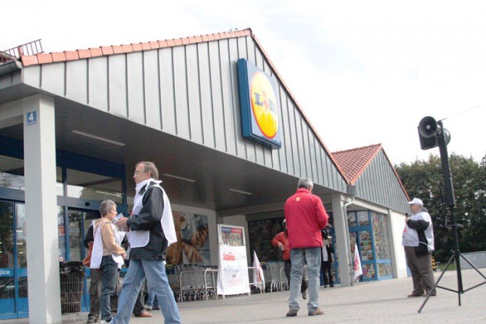pikiety-pod-lidlami-o-godne-warunki-pracy-foto-48581