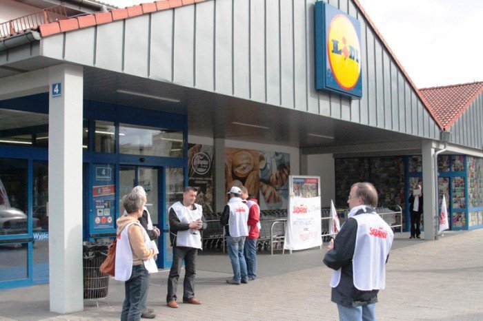 pikiety-pod-lidlami-o-godne-warunki-pracy-foto-48581