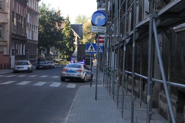 smieciarka-wpada-koem-do-studzienki-foto-48684