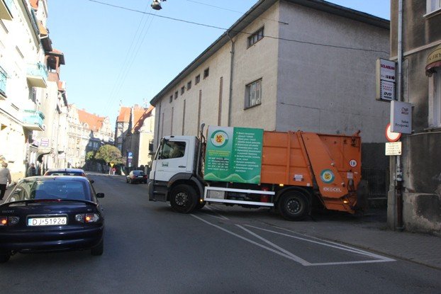 smieciarka-wpada-koem-do-studzienki-foto-48684