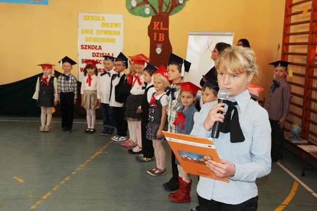 pasowanie-na-ucznia-w-siodemce-z-polonezem-foto-48699