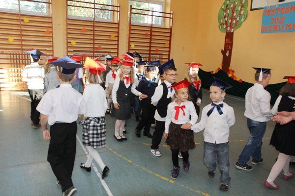 pasowanie-na-ucznia-w-siodemce-z-polonezem-foto-48699