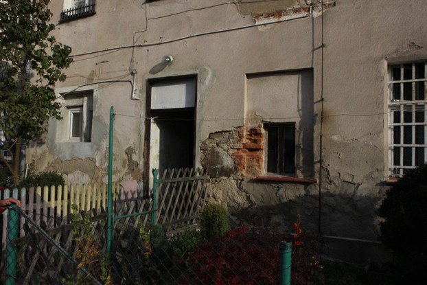mieszkanie-komunalne-zagrzybione-ale-drogie-foto-48795