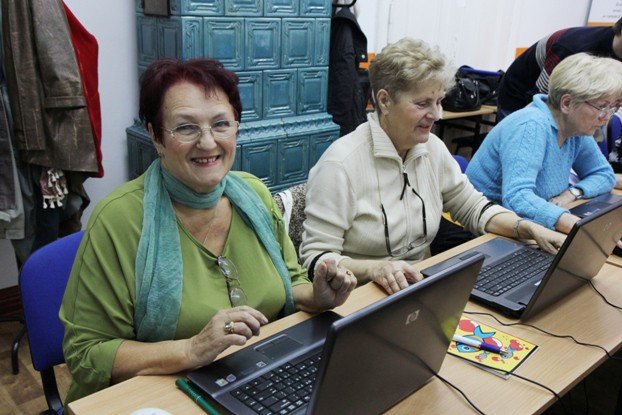 aktywni-seniorzy-surfuja-po-internecie-foto-48813