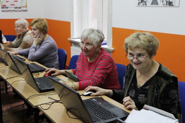 aktywni-seniorzy-surfuja-po-internecie-foto-48813