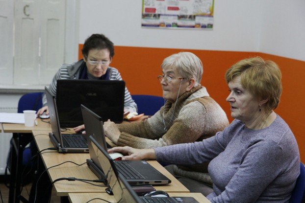 aktywni-seniorzy-surfuja-po-internecie-foto-48813