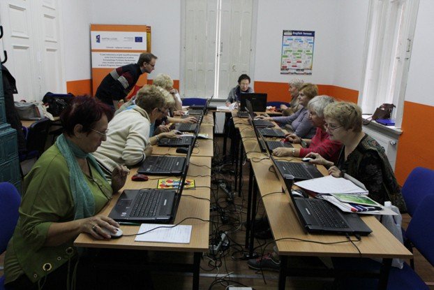 aktywni-seniorzy-surfuja-po-internecie-foto-48813