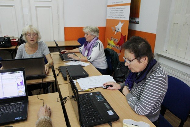 aktywni-seniorzy-surfuja-po-internecie-foto-48813