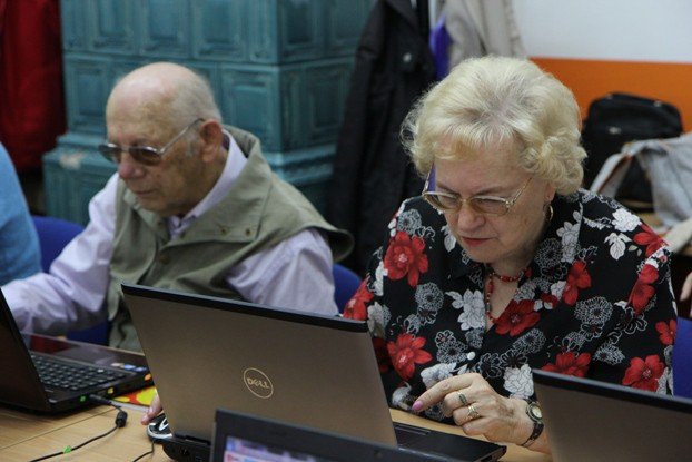 aktywni-seniorzy-surfuja-po-internecie-foto-48813