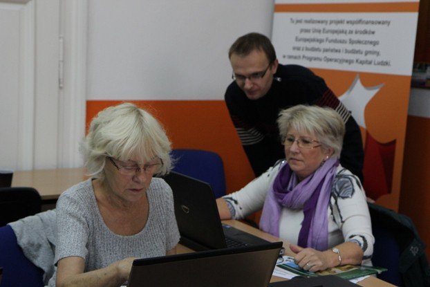 aktywni-seniorzy-surfuja-po-internecie-foto-48813