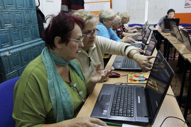aktywni-seniorzy-surfuja-po-internecie-foto-48813