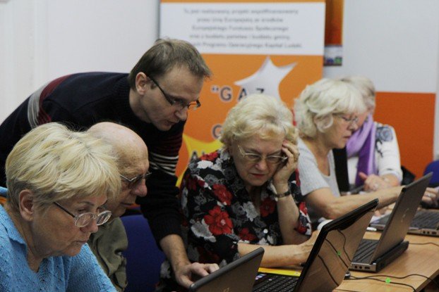 aktywni-seniorzy-surfuja-po-internecie-foto-48813