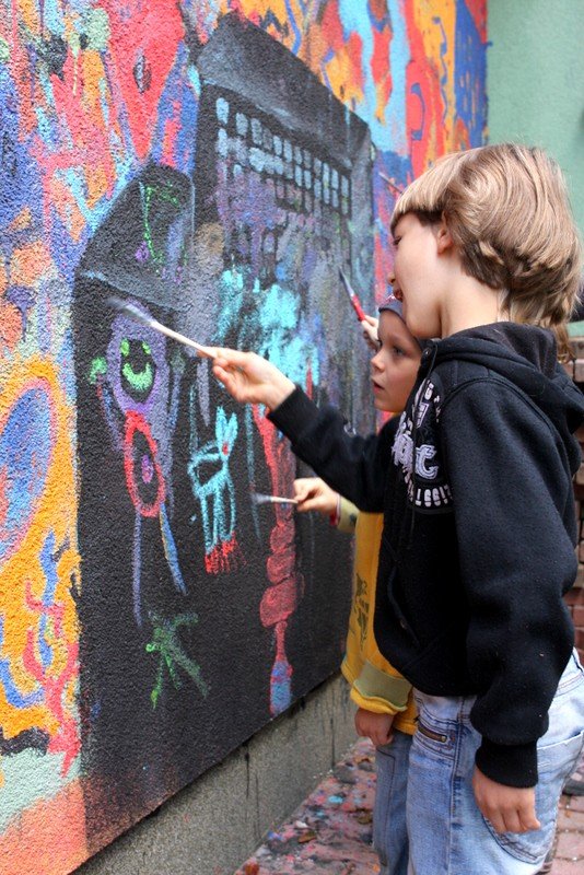 modzi-artysci-stworzyli-murale-w-sobieszowie-foto-48849