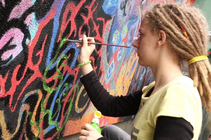 modzi-artysci-stworzyli-murale-w-sobieszowie-foto-48849