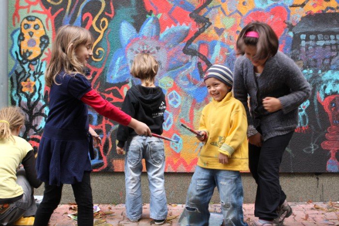 modzi-artysci-stworzyli-murale-w-sobieszowie-foto-48849