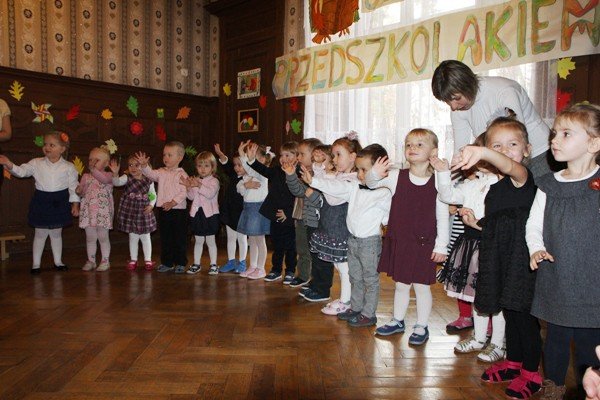 w-czworce-trzylatki-wkroczyy-w-swiat-przedszkolny-foto-49058
