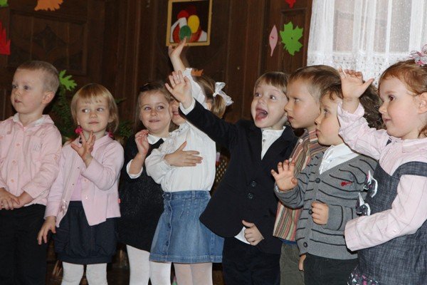w-czworce-trzylatki-wkroczyy-w-swiat-przedszkolny-foto-49058