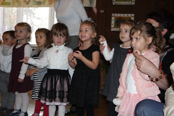 w-czworce-trzylatki-wkroczyy-w-swiat-przedszkolny-foto-49058
