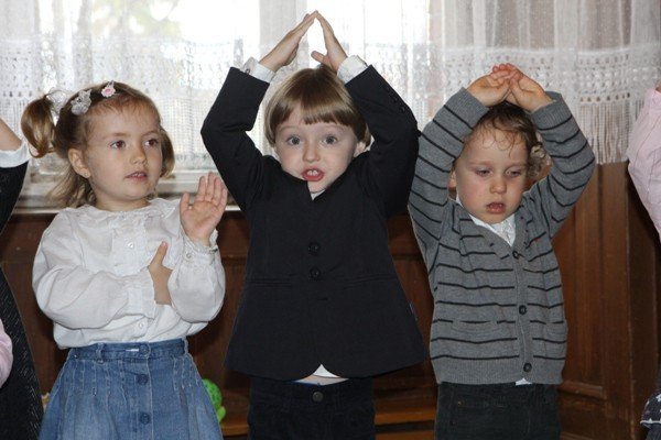 w-czworce-trzylatki-wkroczyy-w-swiat-przedszkolny-foto-49058