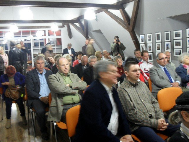 wspaniay-wernisaz-z-koncertem-i-debata-w-staniszowie-foto-49073